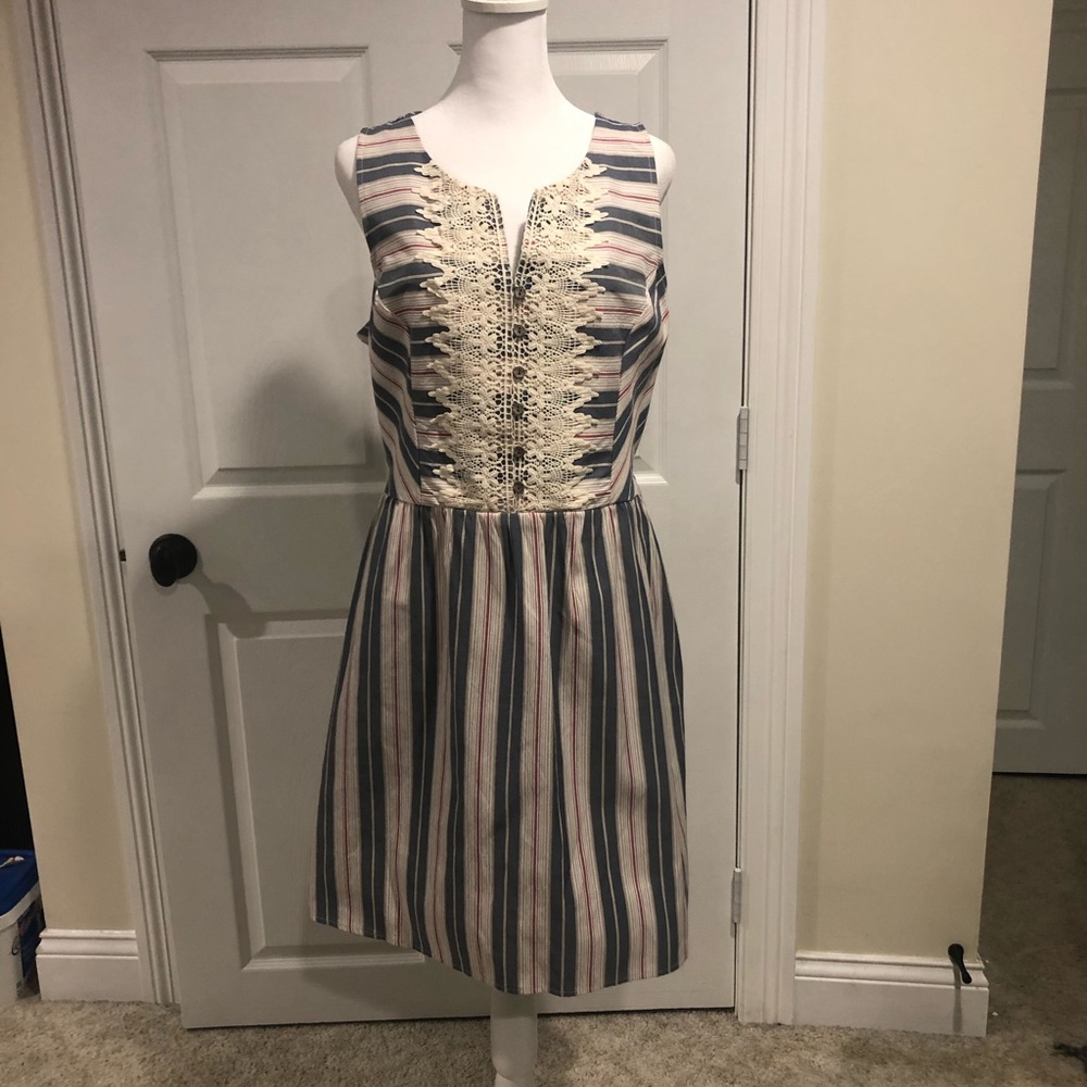 Sleeveless plus size twee midi dress with lace bodice